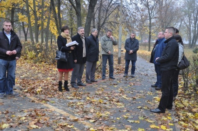 Aleja prowadząca do cmentarza wojennego Armii Radzieckiej w Wojciechowicach oficjalnie odebrana [3.XI.2011 - zdjęcie #2 - eOstroleka.pl