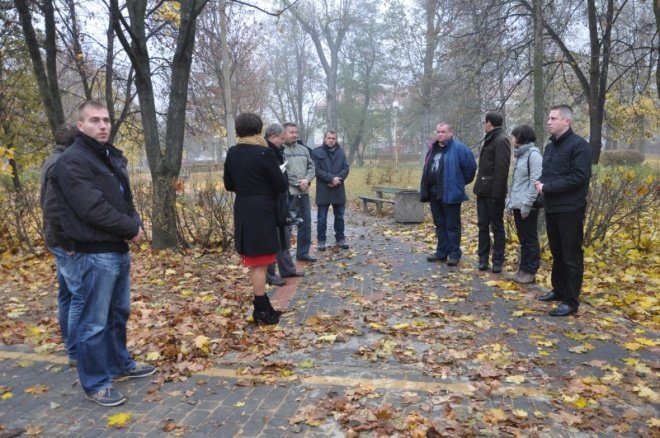 Aleja prowadząca do cmentarza wojennego Armii Radzieckiej w Wojciechowicach oficjalnie odebrana [3.XI.2011 - zdjęcie #5 - eOstroleka.pl