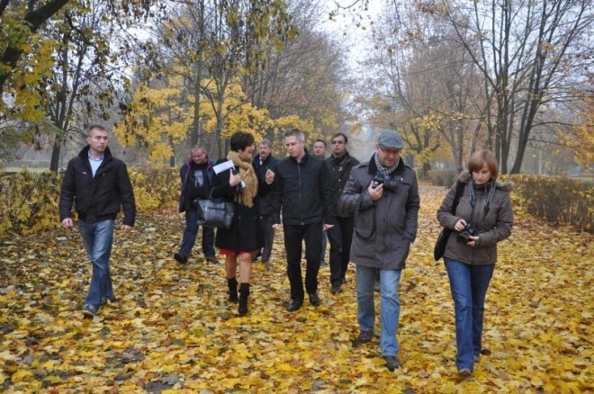 Aleja prowadząca do cmentarza wojennego Armii Radzieckiej w Wojciechowicach oficjalnie odebrana [3.XI.2011 - zdjęcie #6 - eOstroleka.pl