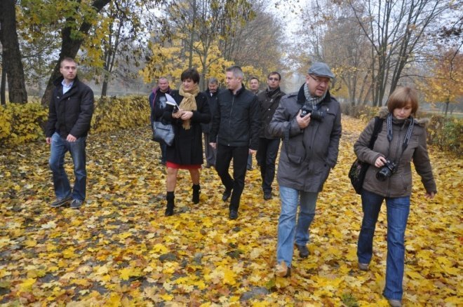 Aleja prowadząca do cmentarza wojennego Armii Radzieckiej w Wojciechowicach oficjalnie odebrana [3.XI.2011 - zdjęcie #7 - eOstroleka.pl