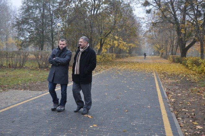 Aleja prowadząca do cmentarza wojennego Armii Radzieckiej w Wojciechowicach oficjalnie odebrana [3.XI.2011 - zdjęcie #9 - eOstroleka.pl