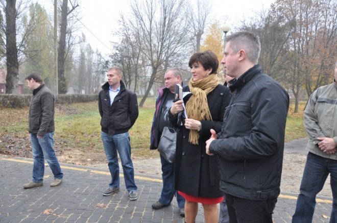 Aleja prowadząca do cmentarza wojennego Armii Radzieckiej w Wojciechowicach oficjalnie odebrana [3.XI.2011 - zdjęcie #12 - eOstroleka.pl