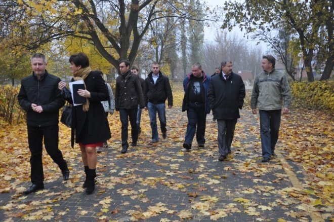 Aleja prowadząca do cmentarza wojennego Armii Radzieckiej w Wojciechowicach oficjalnie odebrana [3.XI.2011 - zdjęcie #15 - eOstroleka.pl
