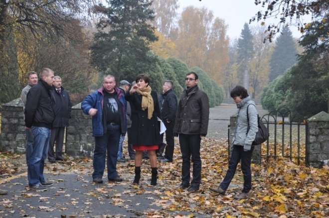 Aleja prowadząca do cmentarza wojennego Armii Radzieckiej w Wojciechowicach oficjalnie odebrana [3.XI.2011 - zdjęcie #2 - eOstroleka.pl