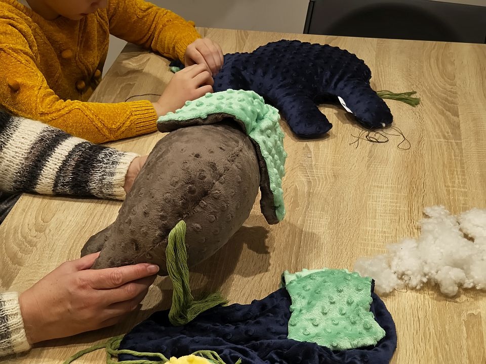 Rodzinne spotkania twórcze. Afrykańska maskotka w Muzeum Kultury Kurpiowskiej [30.11.2025] - zdjęcie #7 - eOstroleka.pl