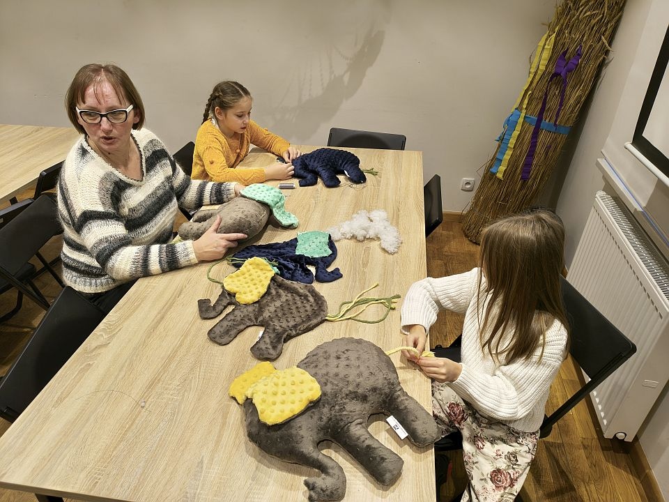 Rodzinne spotkania twórcze. Afrykańska maskotka w Muzeum Kultury Kurpiowskiej [30.11.2025] - zdjęcie #5 - eOstroleka.pl