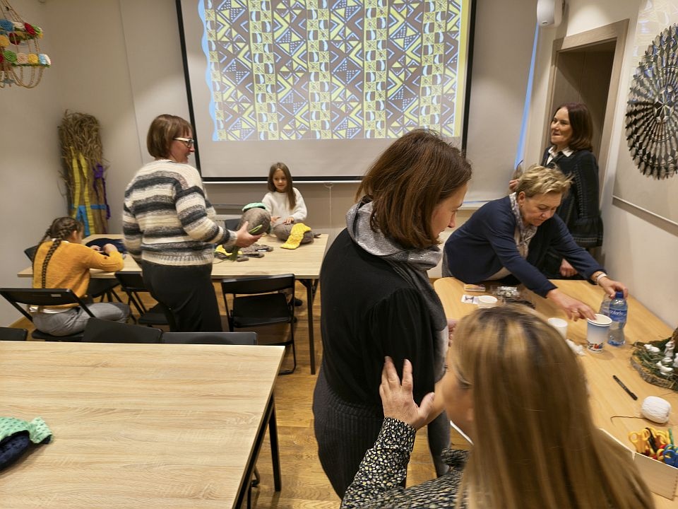 Rodzinne spotkania twórcze. Afrykańska maskotka w Muzeum Kultury Kurpiowskiej [30.11.2025] - zdjęcie #3 - eOstroleka.pl