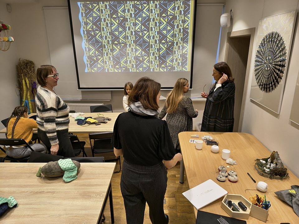Rodzinne spotkania twórcze. Afrykańska maskotka w Muzeum Kultury Kurpiowskiej [30.11.2025] - zdjęcie #2 - eOstroleka.pl