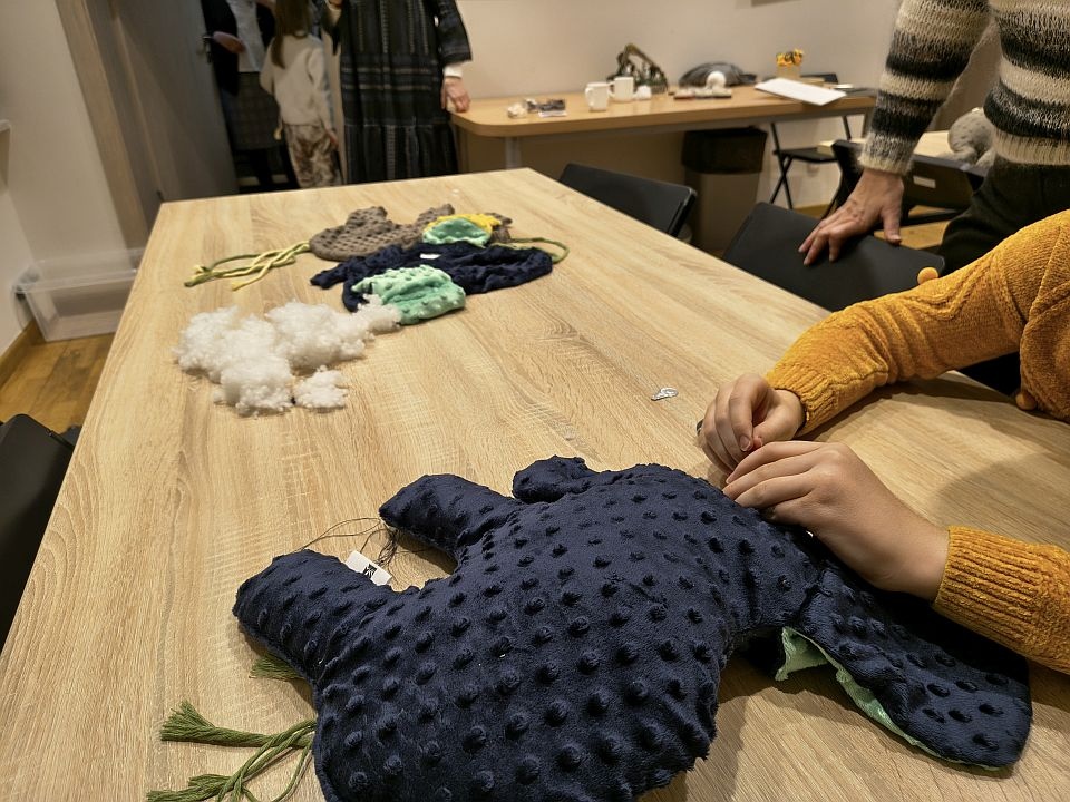 Rodzinne spotkania twórcze. Afrykańska maskotka w Muzeum Kultury Kurpiowskiej [30.11.2025] - zdjęcie #1 - eOstroleka.pl