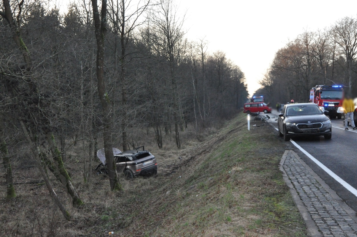 Wypadek w Kamieńczyku na DK-62 p01.12.2025] - zdjęcie #7 - eOstroleka.pl