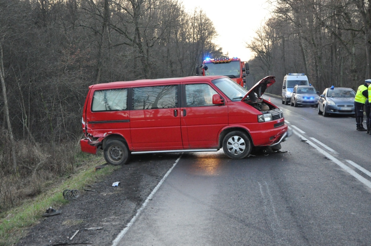 Wypadek w Kamieńczyku na DK-62 p01.12.2025] - zdjęcie #1 - eOstroleka.pl