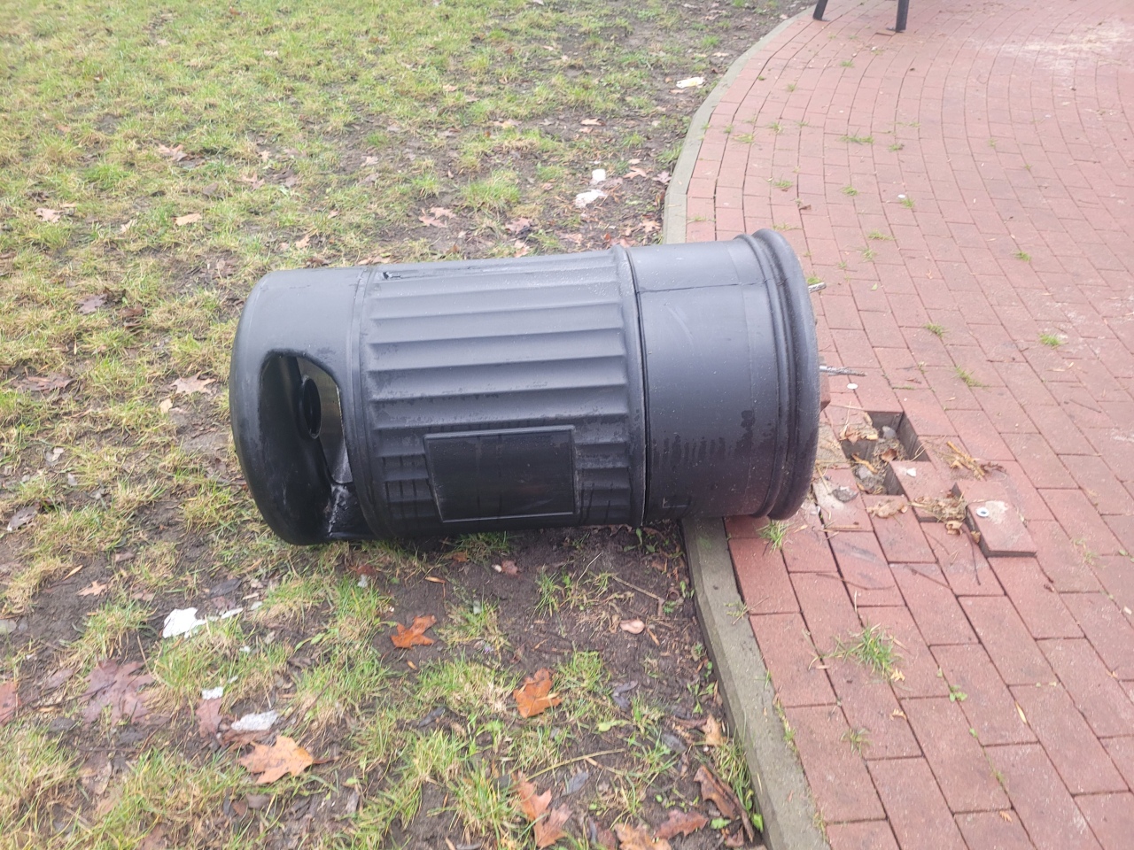 Wandalizm na Placu Dworcowym [03.12.2025] - zdjęcie #5 - eOstroleka.pl