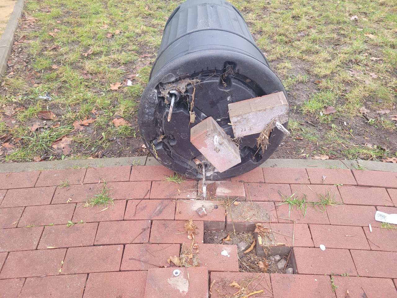 Wandalizm na Placu Dworcowym [03.12.2025] - zdjęcie #4 - eOstroleka.pl