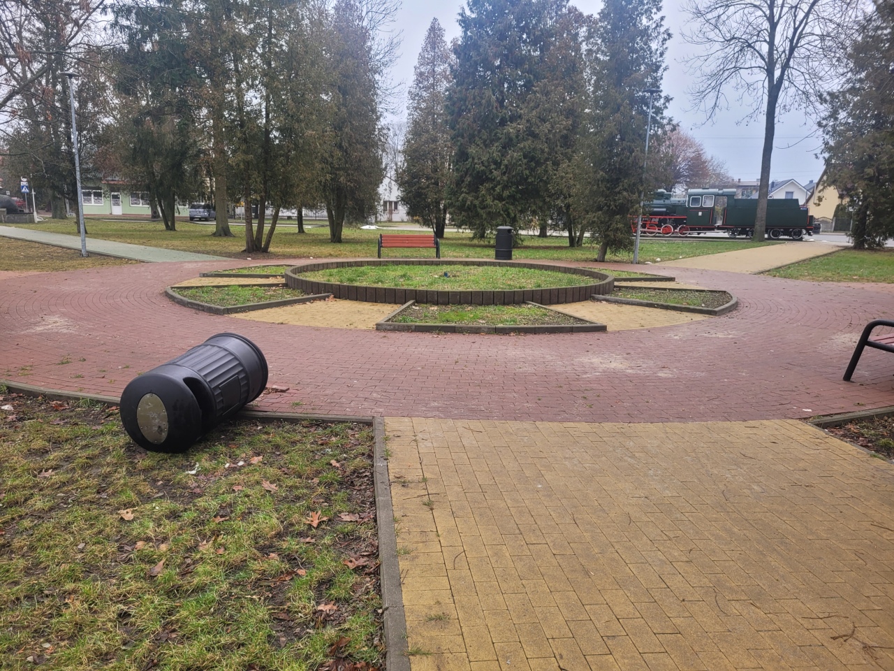 Wandalizm na Placu Dworcowym [03.12.2025] - zdjęcie #1 - eOstroleka.pl