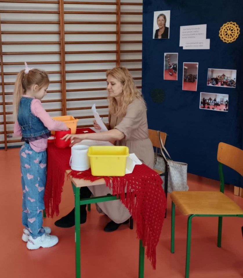 Konkurs szkolny poświęcony twórczości Janiny Anny Krzyżewskiej [03.12.2025] - zdjęcie #4 - eOstroleka.pl