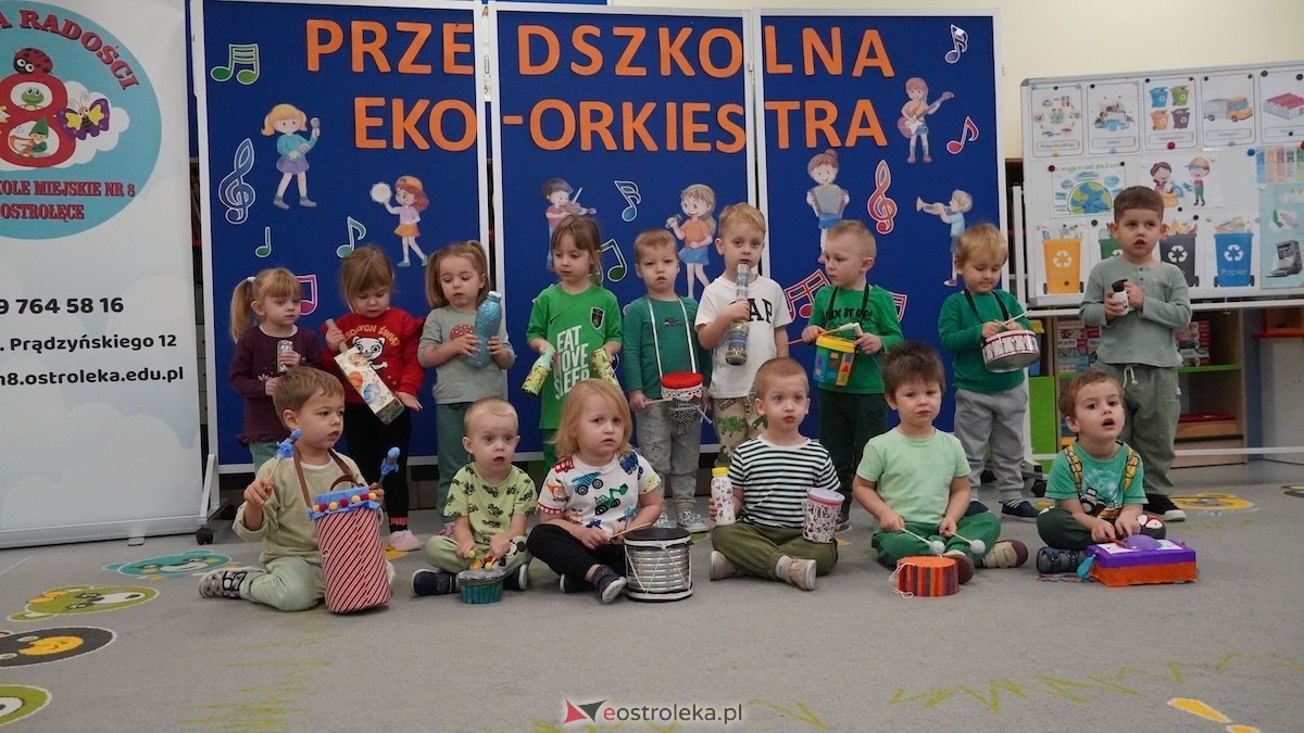 Kraina Radości udowadnia: segregacja może być muzyczna! Konkurs w Przedszkolu Miejskim nr 8 Przedszkolna Eko-Orkiestra [3.12.2025] - zdjęcie #152 - eOstroleka.pl