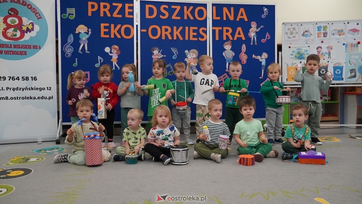 Kraina Radości udowadnia: segregacja może być muzyczna! Konkurs w Przedszkolu Miejskim nr 8 Przedszkolna Eko-Orkiestra [3.12.2025] - zdjęcie #146 - eOstroleka.pl