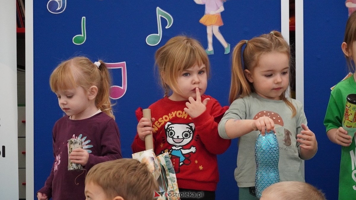 Kraina Radości udowadnia: segregacja może być muzyczna! Konkurs w Przedszkolu Miejskim nr 8 Przedszkolna Eko-Orkiestra [3.12.2025] - zdjęcie #137 - eOstroleka.pl