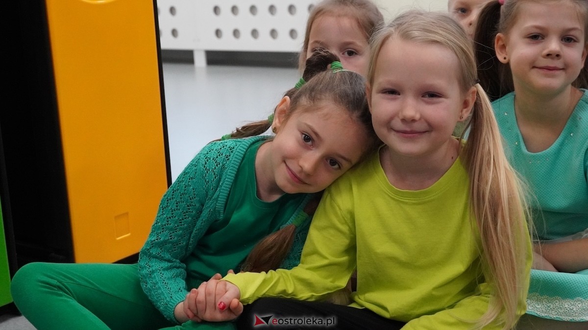 Kraina Radości udowadnia: segregacja może być muzyczna! Konkurs w Przedszkolu Miejskim nr 8 Przedszkolna Eko-Orkiestra [3.12.2025] - zdjęcie #134 - eOstroleka.pl