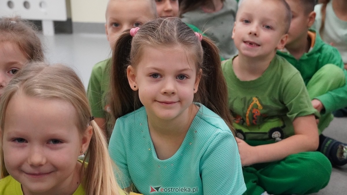 Kraina Radości udowadnia: segregacja może być muzyczna! Konkurs w Przedszkolu Miejskim nr 8 Przedszkolna Eko-Orkiestra [3.12.2025] - zdjęcie #133 - eOstroleka.pl