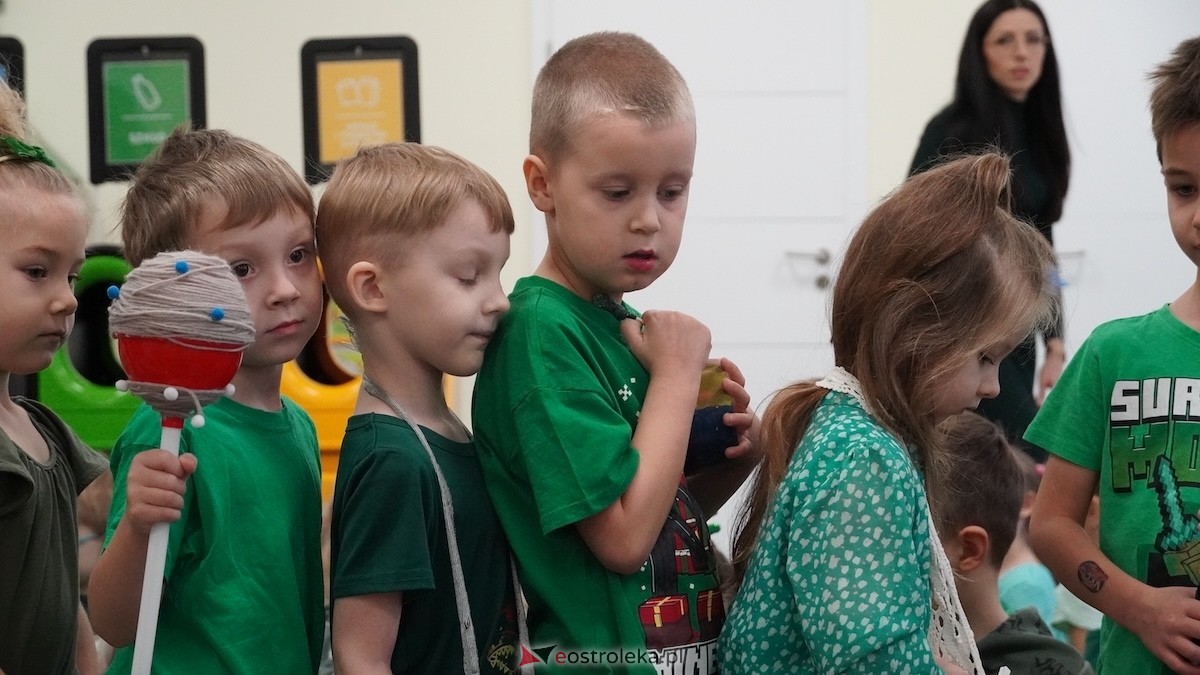 Kraina Radości udowadnia: segregacja może być muzyczna! Konkurs w Przedszkolu Miejskim nr 8 Przedszkolna Eko-Orkiestra [3.12.2025] - zdjęcie #129 - eOstroleka.pl