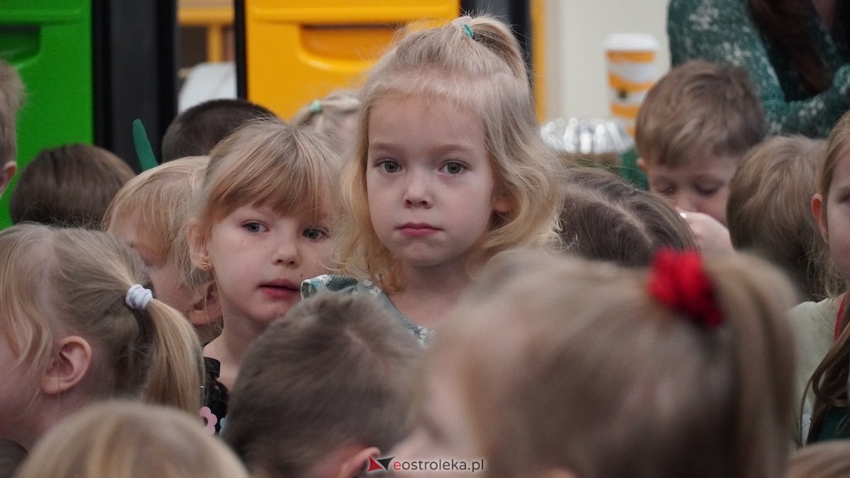 Kraina Radości udowadnia: segregacja może być muzyczna! Konkurs w Przedszkolu Miejskim nr 8 Przedszkolna Eko-Orkiestra [3.12.2025] - zdjęcie #127 - eOstroleka.pl