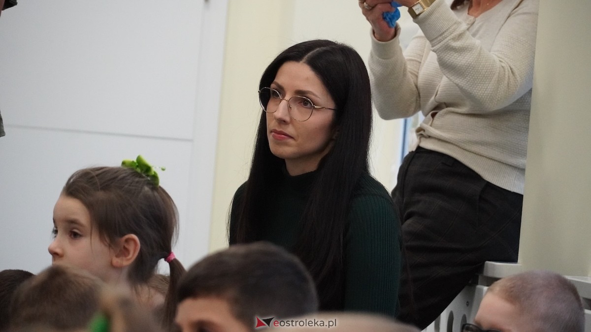 Kraina Radości udowadnia: segregacja może być muzyczna! Konkurs w Przedszkolu Miejskim nr 8 Przedszkolna Eko-Orkiestra [3.12.2025] - zdjęcie #123 - eOstroleka.pl