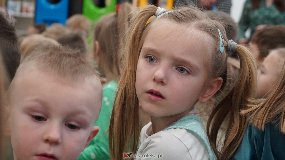 Kraina Radości udowadnia: segregacja może być muzyczna! Konkurs w Przedszkolu Miejskim nr 8 Przedszkolna Eko-Orkiestra [3.12.2025] - zdjęcie #122 - eOstroleka.pl