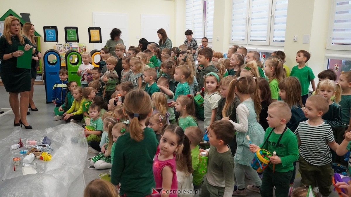 Kraina Radości udowadnia: segregacja może być muzyczna! Konkurs w Przedszkolu Miejskim nr 8 Przedszkolna Eko-Orkiestra [3.12.2025] - zdjęcie #118 - eOstroleka.pl
