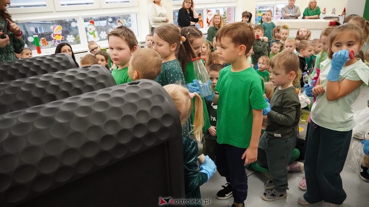 Kraina Radości udowadnia: segregacja może być muzyczna! Konkurs w Przedszkolu Miejskim nr 8 Przedszkolna Eko-Orkiestra [3.12.2025] - zdjęcie #113 - eOstroleka.pl