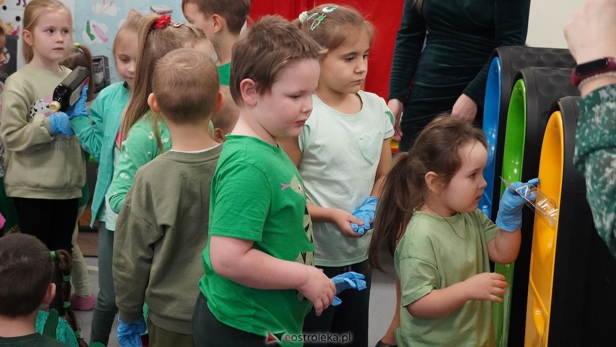 Kraina Radości udowadnia: segregacja może być muzyczna! Konkurs w Przedszkolu Miejskim nr 8 Przedszkolna Eko-Orkiestra [3.12.2025] - zdjęcie #111 - eOstroleka.pl