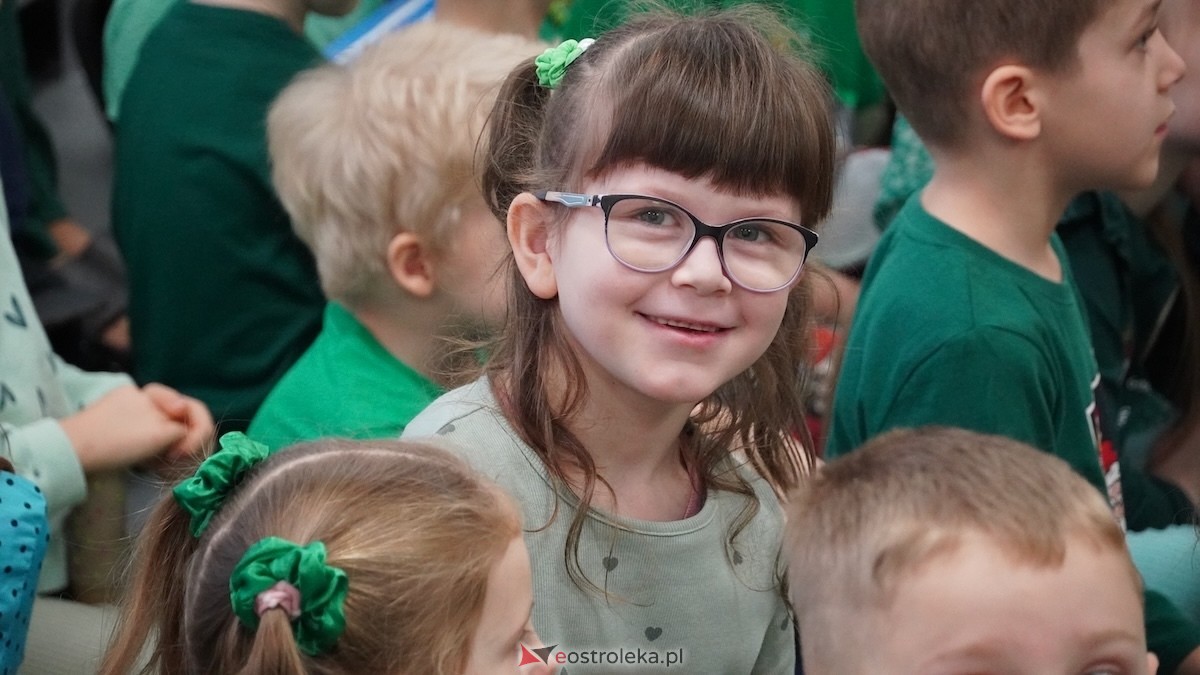 Kraina Radości udowadnia: segregacja może być muzyczna! Konkurs w Przedszkolu Miejskim nr 8 Przedszkolna Eko-Orkiestra [3.12.2025] - zdjęcie #106 - eOstroleka.pl