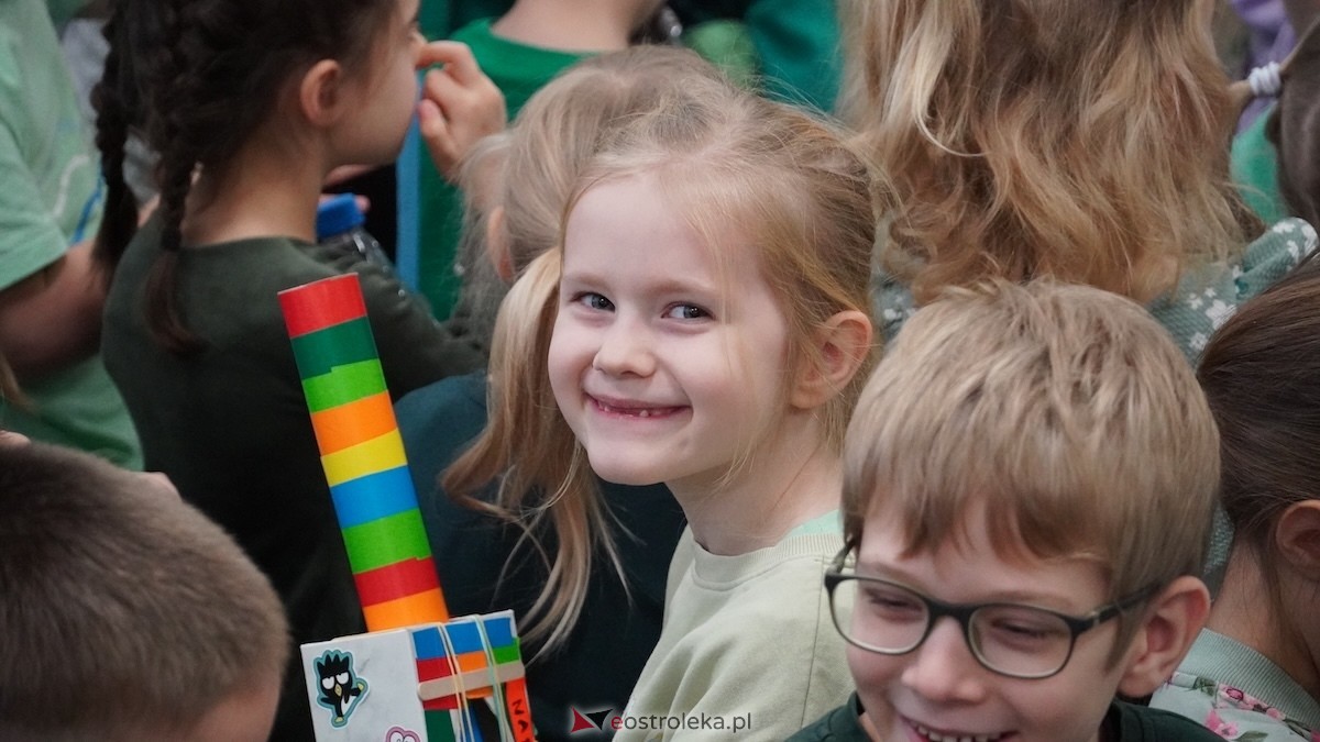 Kraina Radości udowadnia: segregacja może być muzyczna! Konkurs w Przedszkolu Miejskim nr 8 Przedszkolna Eko-Orkiestra [3.12.2025] - zdjęcie #104 - eOstroleka.pl