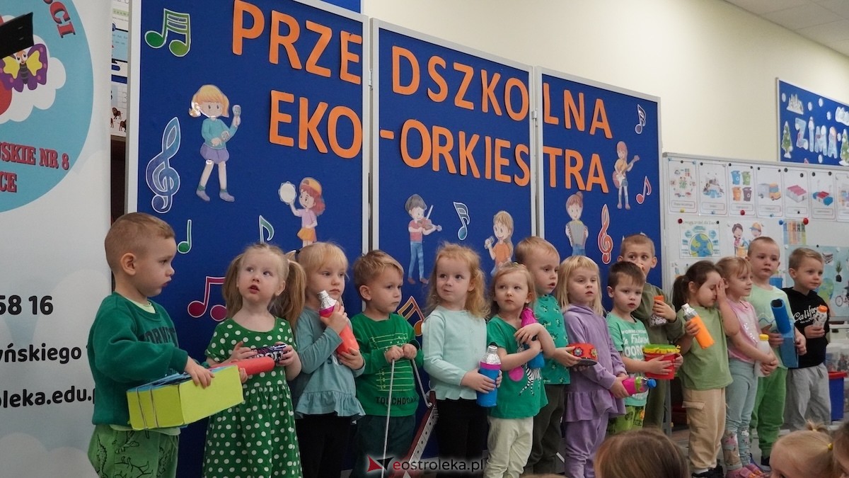 Kraina Radości udowadnia: segregacja może być muzyczna! Konkurs w Przedszkolu Miejskim nr 8 Przedszkolna Eko-Orkiestra [3.12.2025] - zdjęcie #96 - eOstroleka.pl