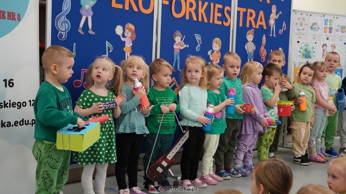 Kraina Radości udowadnia: segregacja może być muzyczna! Konkurs w Przedszkolu Miejskim nr 8 Przedszkolna Eko-Orkiestra [3.12.2025] - zdjęcie #95 - eOstroleka.pl