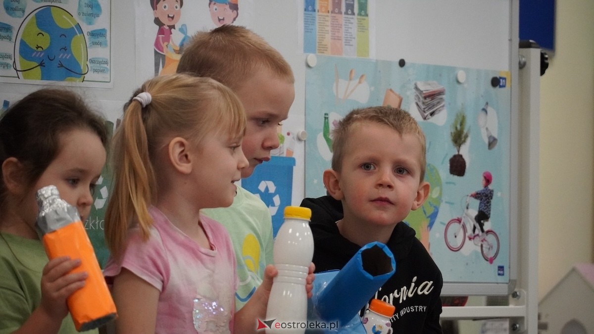 Kraina Radości udowadnia: segregacja może być muzyczna! Konkurs w Przedszkolu Miejskim nr 8 Przedszkolna Eko-Orkiestra [3.12.2025] - zdjęcie #94 - eOstroleka.pl