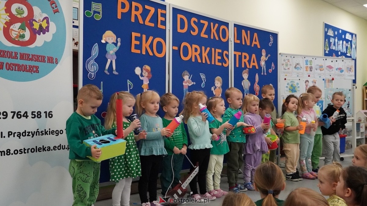 Kraina Radości udowadnia: segregacja może być muzyczna! Konkurs w Przedszkolu Miejskim nr 8 Przedszkolna Eko-Orkiestra [3.12.2025] - zdjęcie #90 - eOstroleka.pl