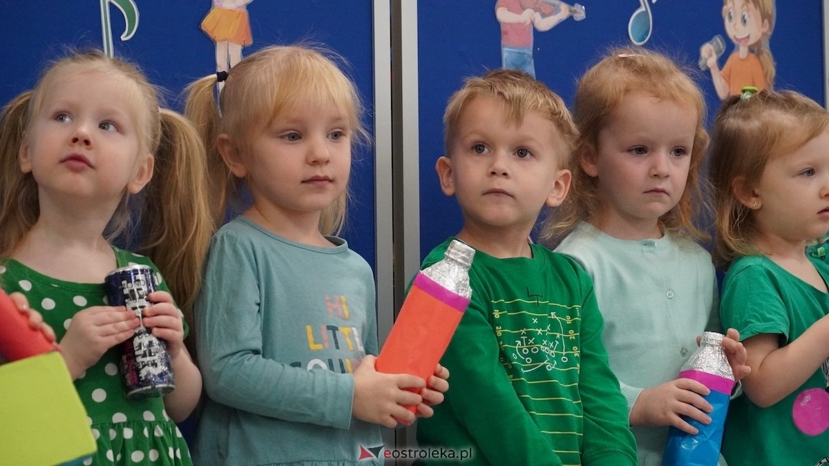 Kraina Radości udowadnia: segregacja może być muzyczna! Konkurs w Przedszkolu Miejskim nr 8 Przedszkolna Eko-Orkiestra [3.12.2025] - zdjęcie #88 - eOstroleka.pl