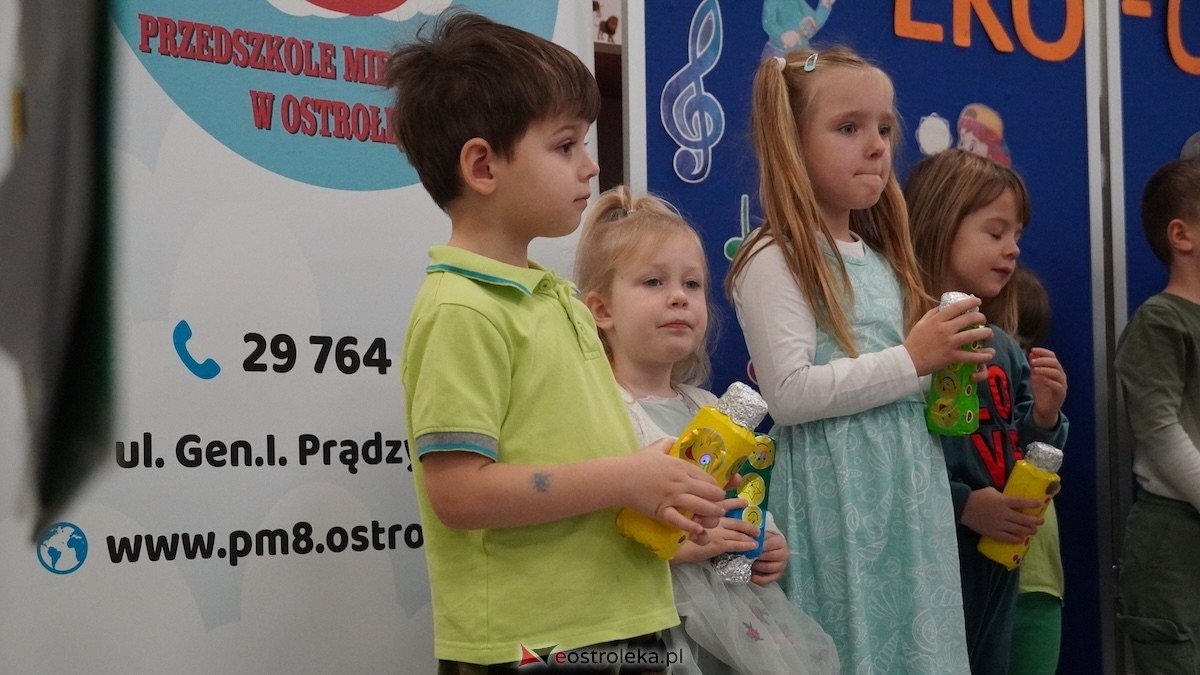Kraina Radości udowadnia: segregacja może być muzyczna! Konkurs w Przedszkolu Miejskim nr 8 Przedszkolna Eko-Orkiestra [3.12.2025] - zdjęcie #87 - eOstroleka.pl