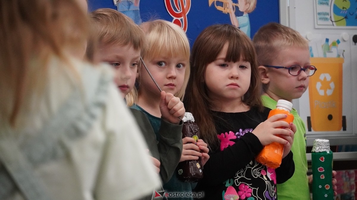 Kraina Radości udowadnia: segregacja może być muzyczna! Konkurs w Przedszkolu Miejskim nr 8 Przedszkolna Eko-Orkiestra [3.12.2025] - zdjęcie #85 - eOstroleka.pl