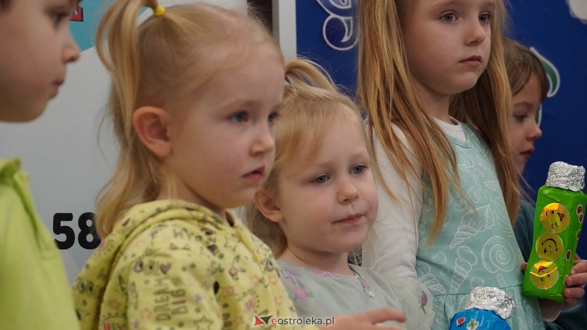 Kraina Radości udowadnia: segregacja może być muzyczna! Konkurs w Przedszkolu Miejskim nr 8 Przedszkolna Eko-Orkiestra [3.12.2025] - zdjęcie #83 - eOstroleka.pl