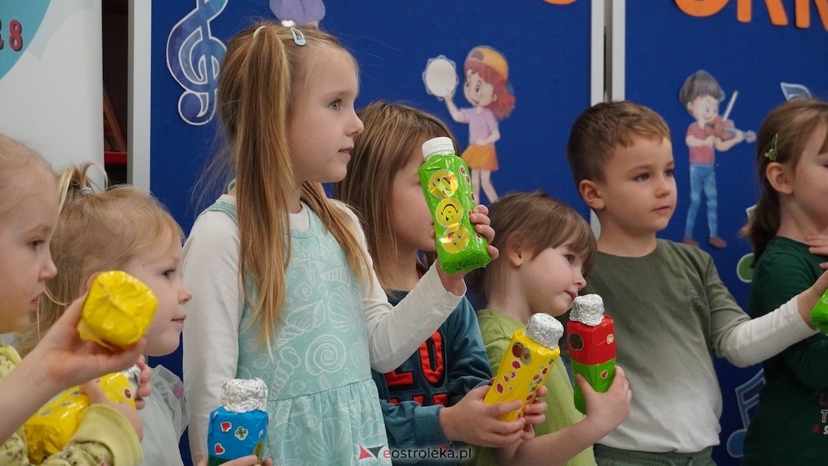 Kraina Radości udowadnia: segregacja może być muzyczna! Konkurs w Przedszkolu Miejskim nr 8 Przedszkolna Eko-Orkiestra [3.12.2025] - zdjęcie #77 - eOstroleka.pl
