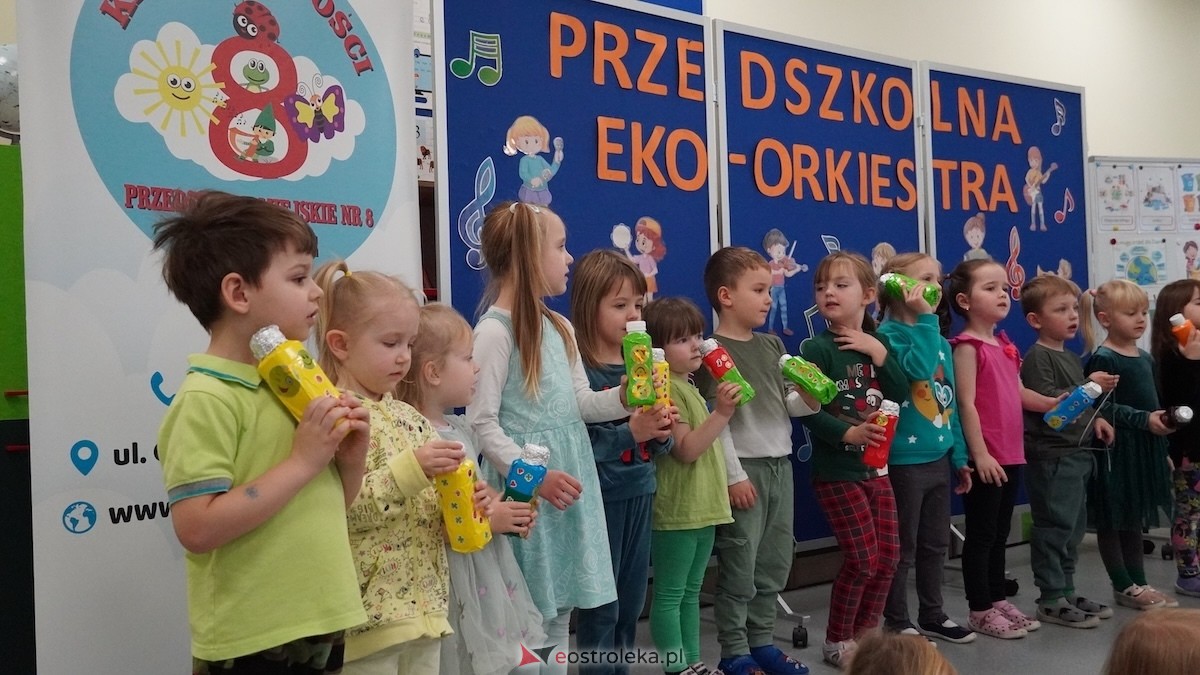 Kraina Radości udowadnia: segregacja może być muzyczna! Konkurs w Przedszkolu Miejskim nr 8 Przedszkolna Eko-Orkiestra [3.12.2025] - zdjęcie #76 - eOstroleka.pl