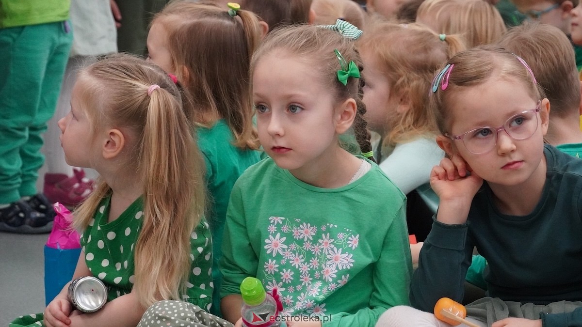 Kraina Radości udowadnia: segregacja może być muzyczna! Konkurs w Przedszkolu Miejskim nr 8 Przedszkolna Eko-Orkiestra [3.12.2025] - zdjęcie #74 - eOstroleka.pl