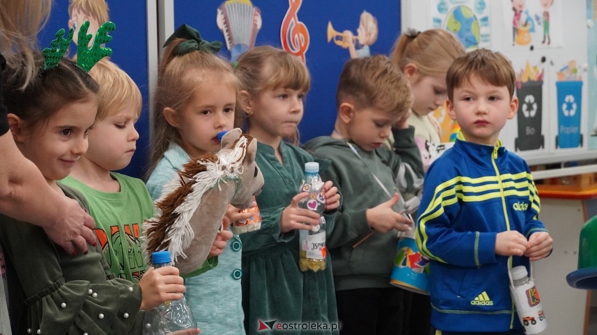 Kraina Radości udowadnia: segregacja może być muzyczna! Konkurs w Przedszkolu Miejskim nr 8 Przedszkolna Eko-Orkiestra [3.12.2025] - zdjęcie #70 - eOstroleka.pl
