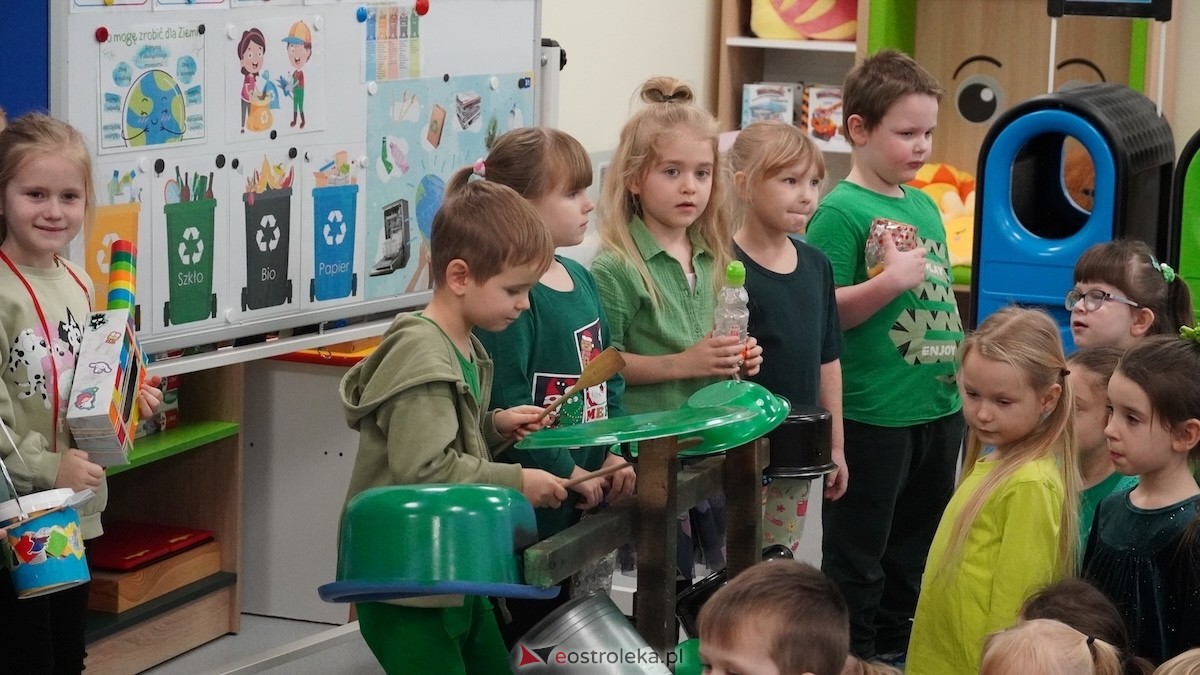 Kraina Radości udowadnia: segregacja może być muzyczna! Konkurs w Przedszkolu Miejskim nr 8 Przedszkolna Eko-Orkiestra [3.12.2025] - zdjęcie #67 - eOstroleka.pl