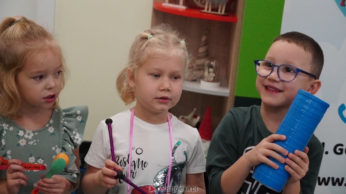 Kraina Radości udowadnia: segregacja może być muzyczna! Konkurs w Przedszkolu Miejskim nr 8 Przedszkolna Eko-Orkiestra [3.12.2025] - zdjęcie #61 - eOstroleka.pl