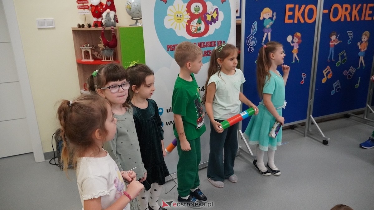 Kraina Radości udowadnia: segregacja może być muzyczna! Konkurs w Przedszkolu Miejskim nr 8 Przedszkolna Eko-Orkiestra [3.12.2025] - zdjęcie #56 - eOstroleka.pl