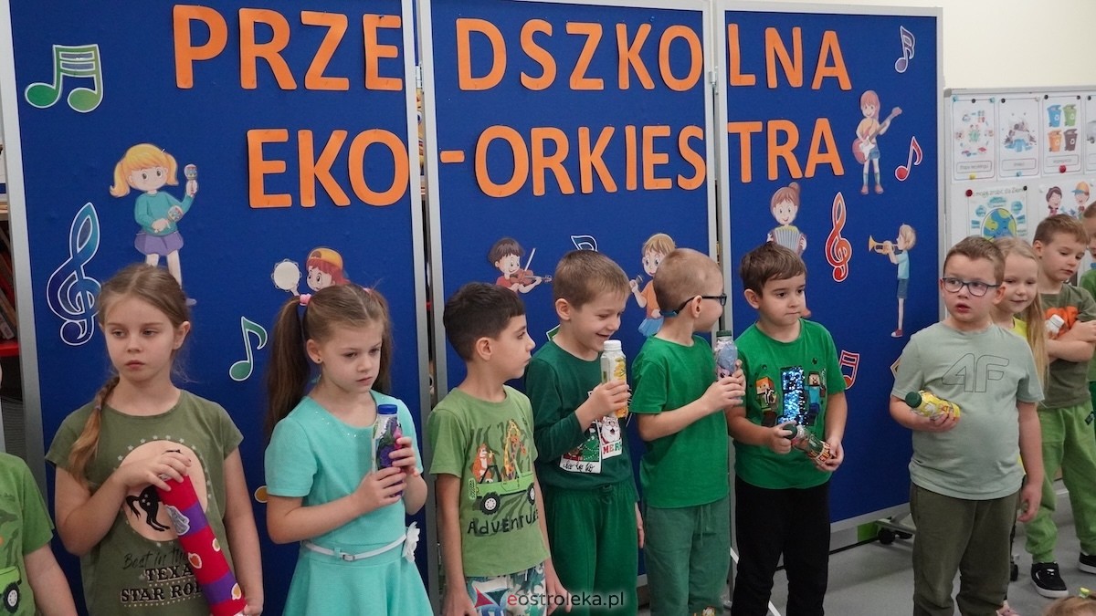 Kraina Radości udowadnia: segregacja może być muzyczna! Konkurs w Przedszkolu Miejskim nr 8 Przedszkolna Eko-Orkiestra [3.12.2025] - zdjęcie #51 - eOstroleka.pl