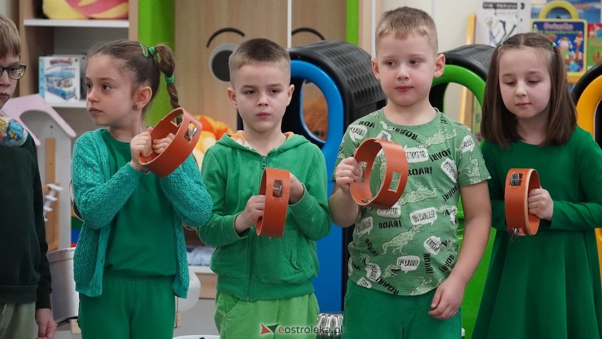 Kraina Radości udowadnia: segregacja może być muzyczna! Konkurs w Przedszkolu Miejskim nr 8 Przedszkolna Eko-Orkiestra [3.12.2025] - zdjęcie #47 - eOstroleka.pl